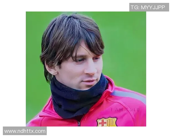 足球明星白色短袖背后的故事与他在赛场上的传奇表现