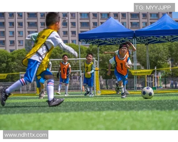 黑框眼镜下的足球明星们如何在绿茵场上展现独特魅力与风采