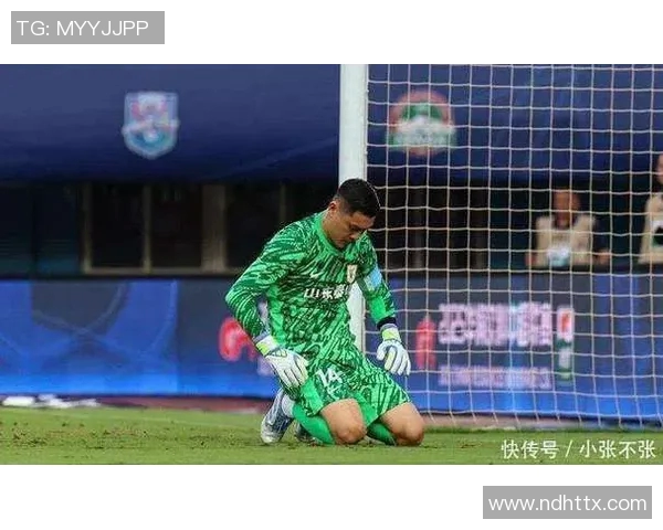 上海黑人足球明星因伤缺席比赛球迷为其送上祝福与支持